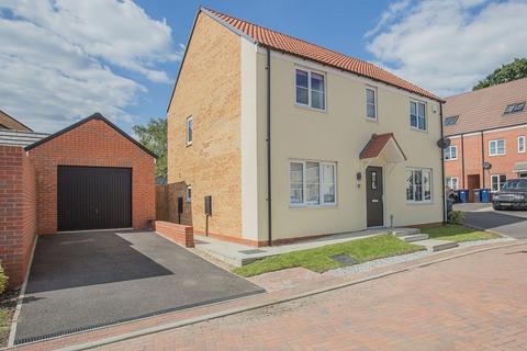 4 bedroom detached house for sale, Whitney Drive, Yaxley, Peterborough, Cambridgeshire. PE7 3EF