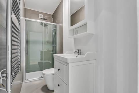 2 bedroom flat to rent, Commercial Road, London