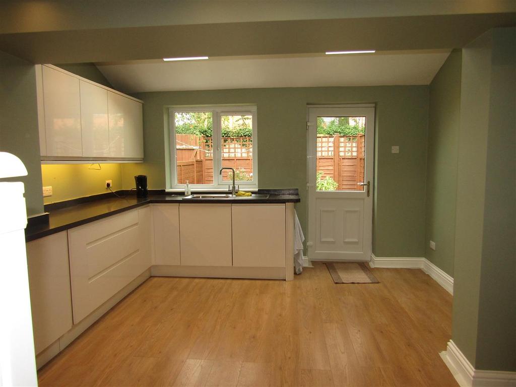 Hunters Row, Boroughbridge, York 2 bed house £750 pcm (£173 pw)