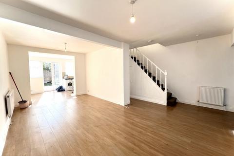 3 bedroom terraced house to rent, Pembroke Road, N13