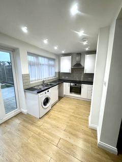 3 bedroom terraced house to rent, Pembroke Road, N13