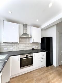 3 bedroom terraced house to rent, Pembroke Road, N13