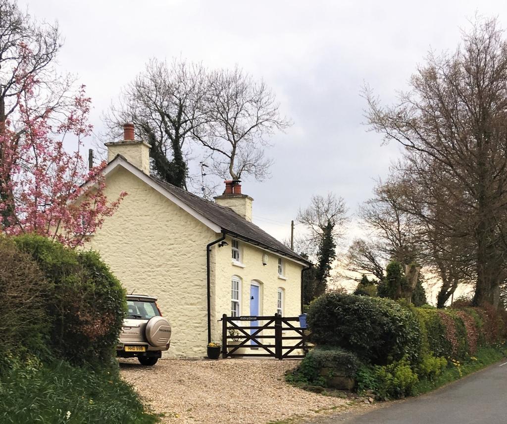 Bethlehem, Llandeilo, Carmarthenshire SA19 3 bed cottage for sale £