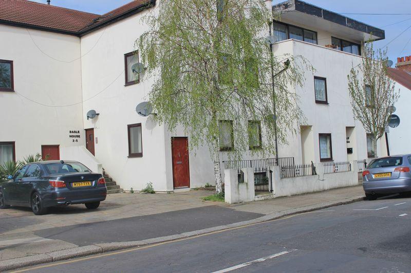 Albert Square, London 1 bed apartment £1,175 pcm (£271 pw)