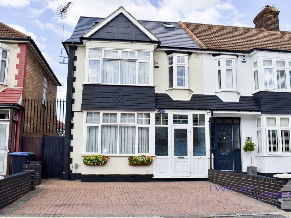 A beautifully presented 5 Bedroom Family Home in