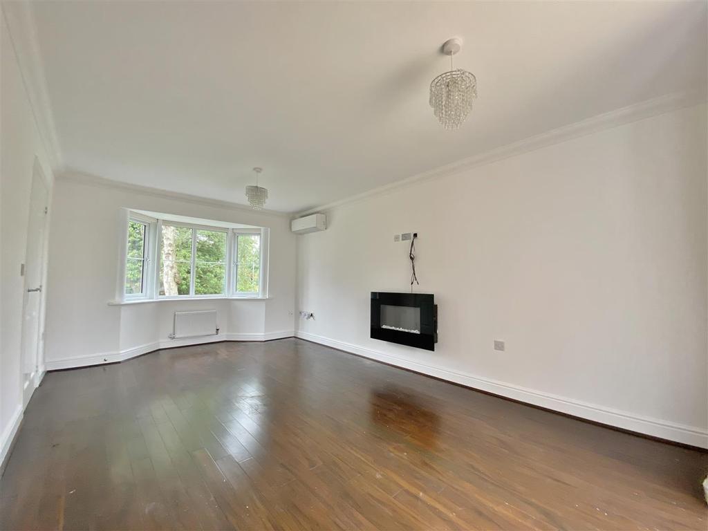 Wright Close, Bushey 4 bed detached house £725,000