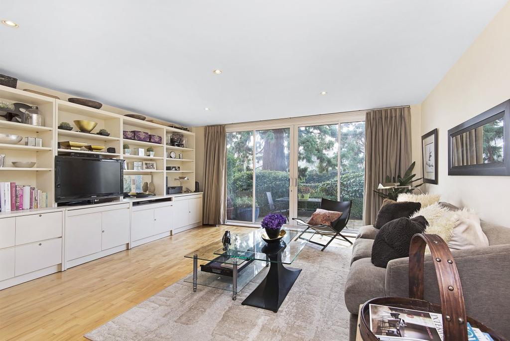 Flat to rent in Queensmere Road, London SW19