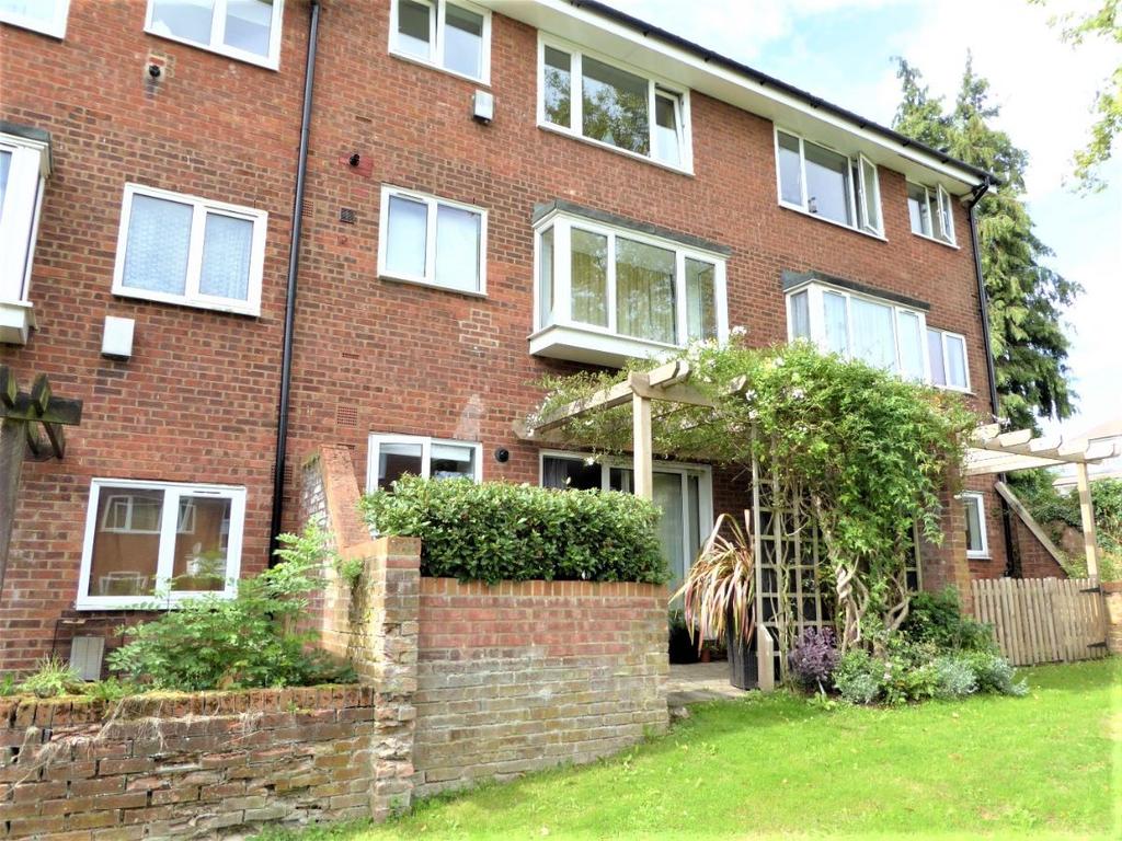 Woodpecker Mount, Pixton Way, Forestdale, CR0 9JD 1 bed flat £220,000