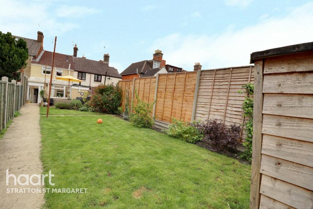Ermin Street, Swindon 2 bed terraced house £180,000
