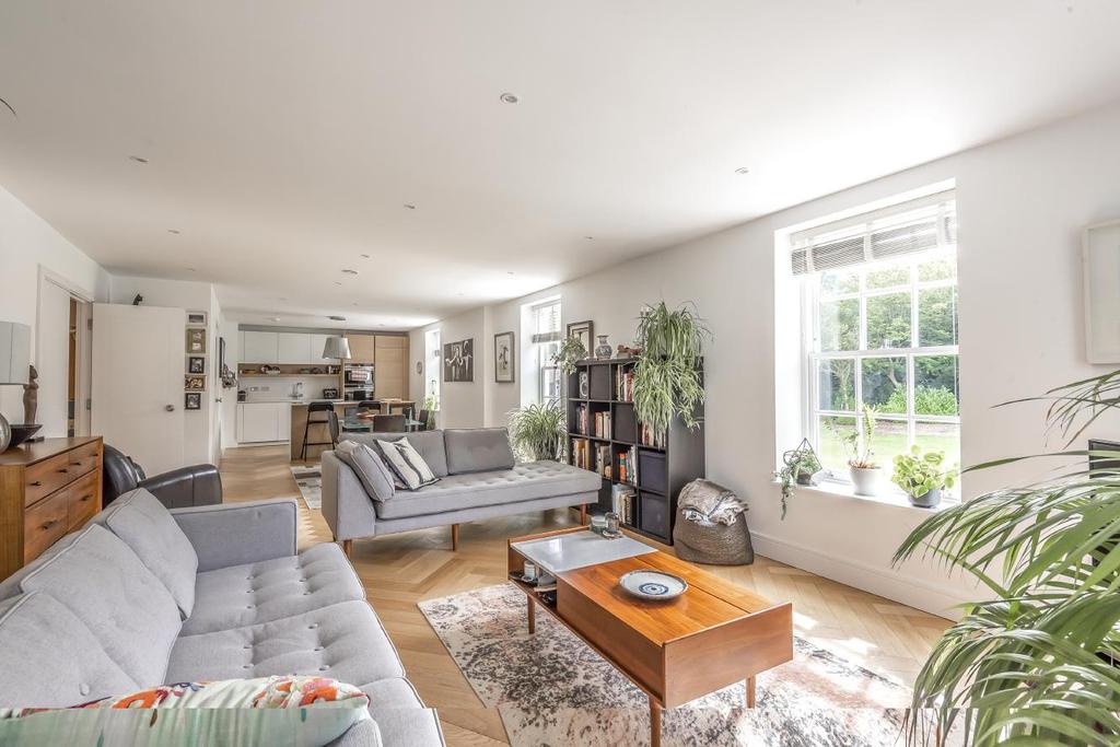 West Common Road, Hayes 2 bed flat £775,000