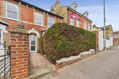 2 bedroom end of terrace house to rent, Nightingale Road, Dover