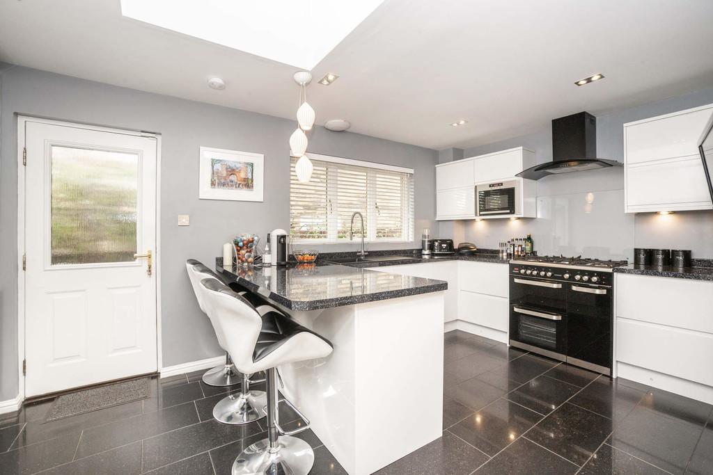 50 Dovecot Way, Dunfermline, KY11 8SX 4 bed detached bungalow £310,000
