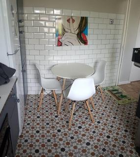 4 bedroom flat to rent, Wimbourne Street