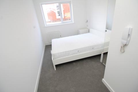 3 bedroom flat to rent - Kingston Road, North End