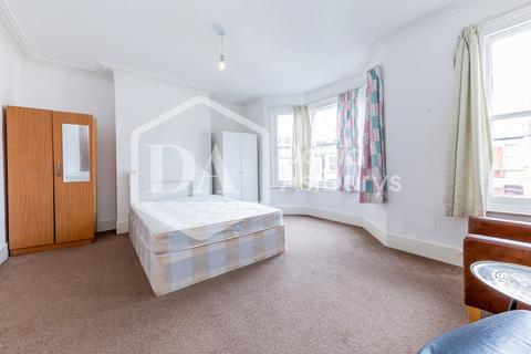 5 bedroom terraced house to rent, Kitchener Road, Seven Sisters, London