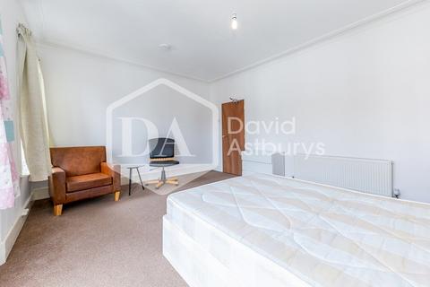 5 bedroom terraced house to rent, Kitchener Road, Seven Sisters, London