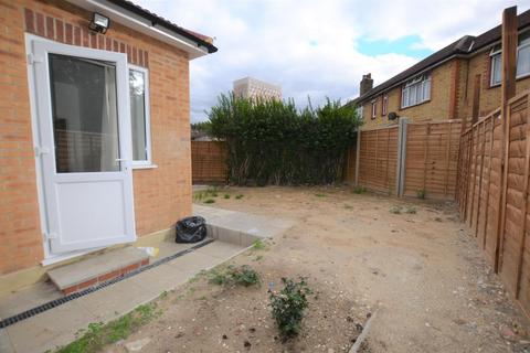 Studio to rent, Montagu Crescent, Edmonton