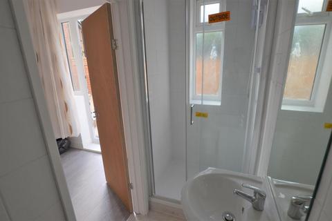 Studio to rent, Montagu Crescent, Edmonton