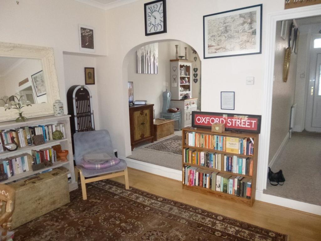 Lorne Road, Dorchester 2 bed terraced house £1,150 pcm (£265 pw)