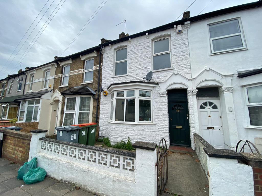 Caistor Park Road, E15 1 bed flat £1,150 pcm (£265 pw)