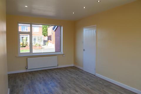 3 bedroom semi-detached house to rent - Middlesex Drive, Bury