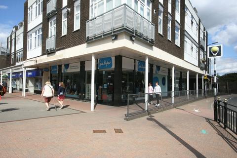 Retail property (high street) to rent - High Street, Wickford