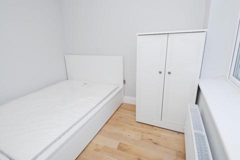2 bedroom flat to rent, Kingston Road, Wimbledon Chase, SW20 8LR