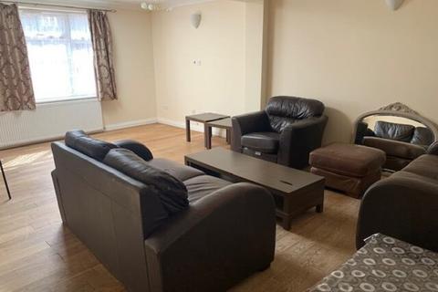 3 bedroom end of terrace house to rent, Strathdon Drive Tooting Broadway