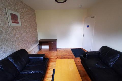 3 bedroom flat to rent, Moncur Crescent, Coldside, Dundee, DD3