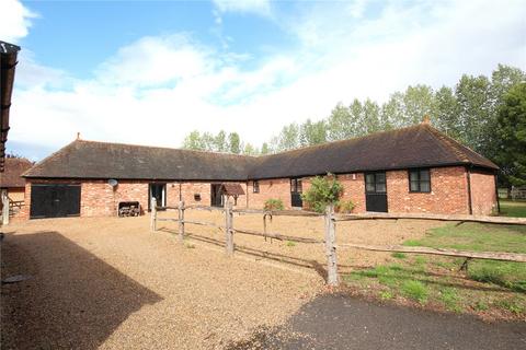 4 bedroom bungalow to rent, Queen Street, Paddock Wood, Tonbridge, Kent, TN12