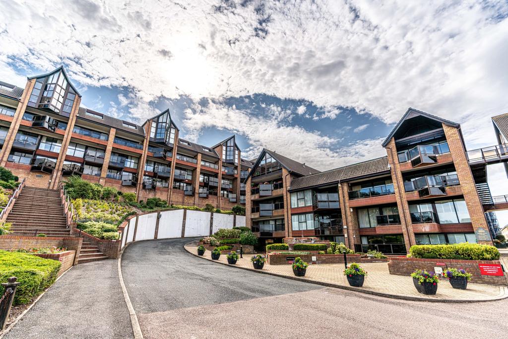 Shorland Court, Esplanade, Rochester, Kent, ME1 2 bed apartment £