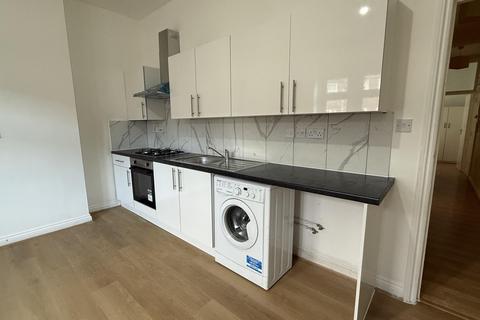 2 bedroom apartment to rent, Green Lanes, Palmers Green, N13