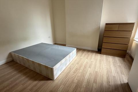 2 bedroom apartment to rent, Green Lanes, Palmers Green, N13
