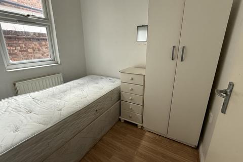 2 bedroom apartment to rent, Green Lanes, Palmers Green, N13