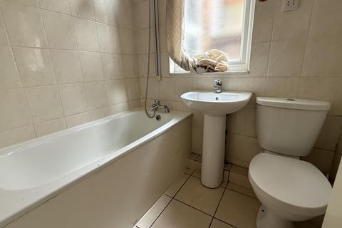 2 bedroom apartment to rent, Green Lanes, Palmers Green, N13