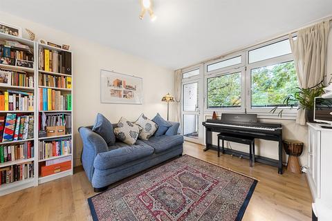 2 bedroom flat for sale, Watford Close, SW11 4QS