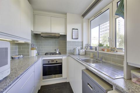 2 bedroom flat for sale, Watford Close, SW11 4QS