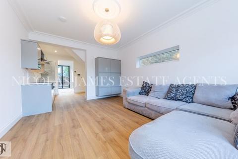 2 bedroom house to rent, Glenthorne Road, Friern Barnet, London N11