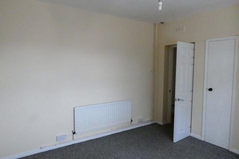 2 bedroom flat to rent, Hampshire Court Etchingham Road