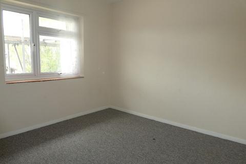 2 bedroom flat to rent, Hampshire Court Etchingham Road