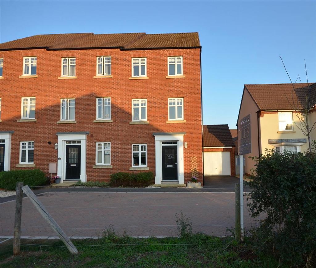 28 Port Stanley Close, Norton Fitzwarren, Taunton 3 bed end of terrace