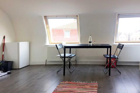 Studio to rent, Bedford Road, Ealing