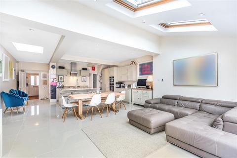 16 Dinton Road, Kingston Upon Thames, KT2 5JT