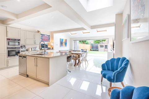 16 Dinton Road, Kingston Upon Thames, KT2 5JT