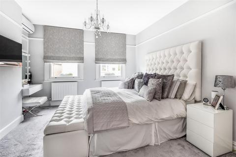 16 Dinton Road, Kingston Upon Thames, KT2 5JT