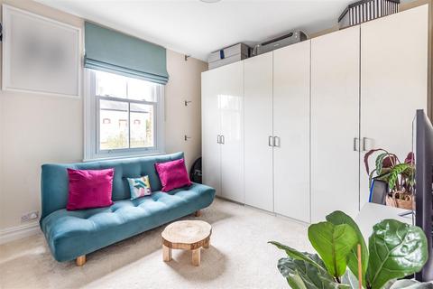 16 Dinton Road, Kingston Upon Thames, KT2 5JT