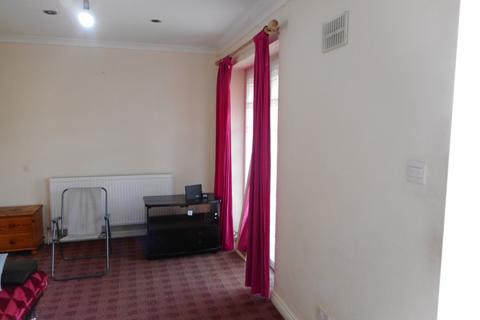 1 bedroom ground floor flat to rent, Wren Avenue,Annex, Southall