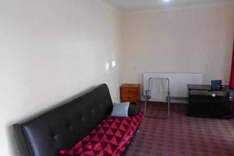 1 bedroom ground floor flat to rent, Wren Avenue,Annex, Southall