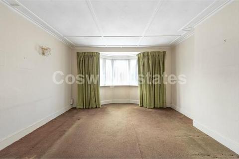 15a Sylvan Avenue, London, NW7 2JH