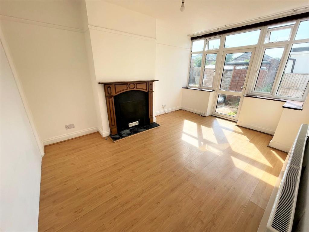 Riverdene, Edgware, HA8 3 bed semidetached house £1,550 pcm (£358 pw)